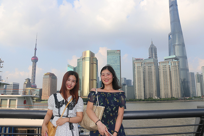 彩超機公司游外灘風光帶